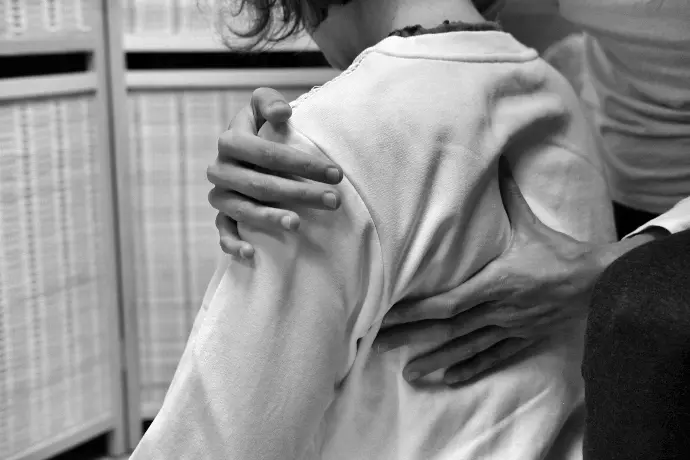 le shiatsu soulage les douleurs du dos, notamment les omoplates